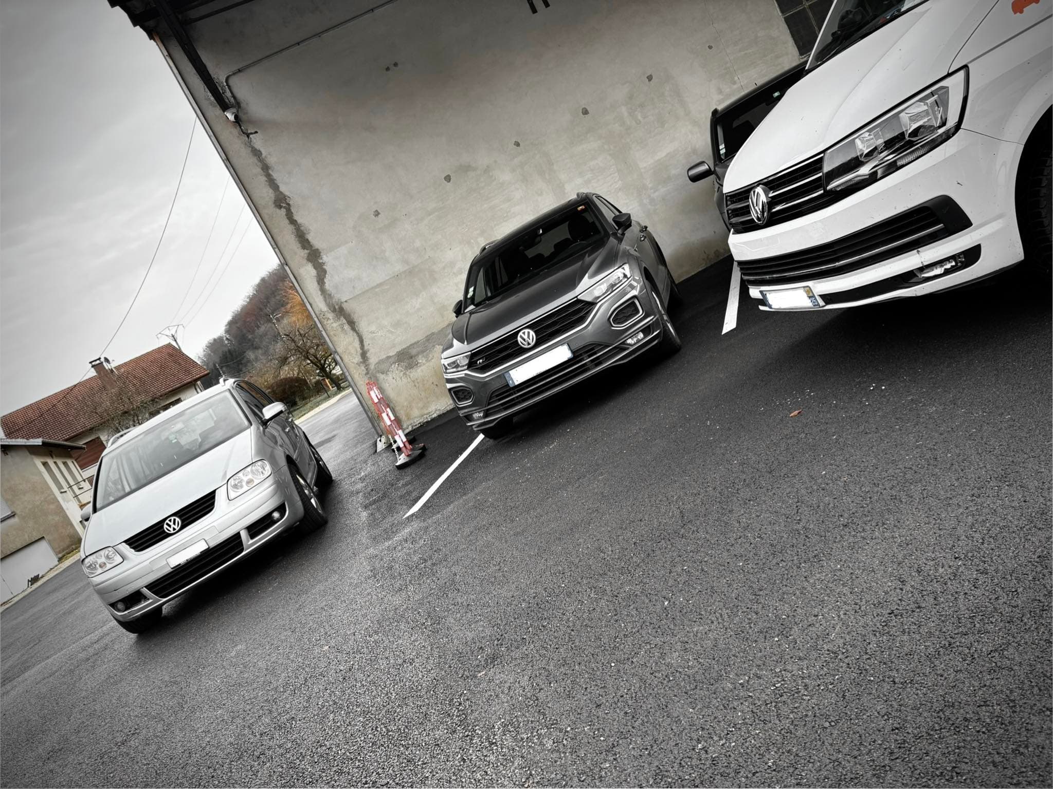 Véhicules Volkswagen en vente devant le garage