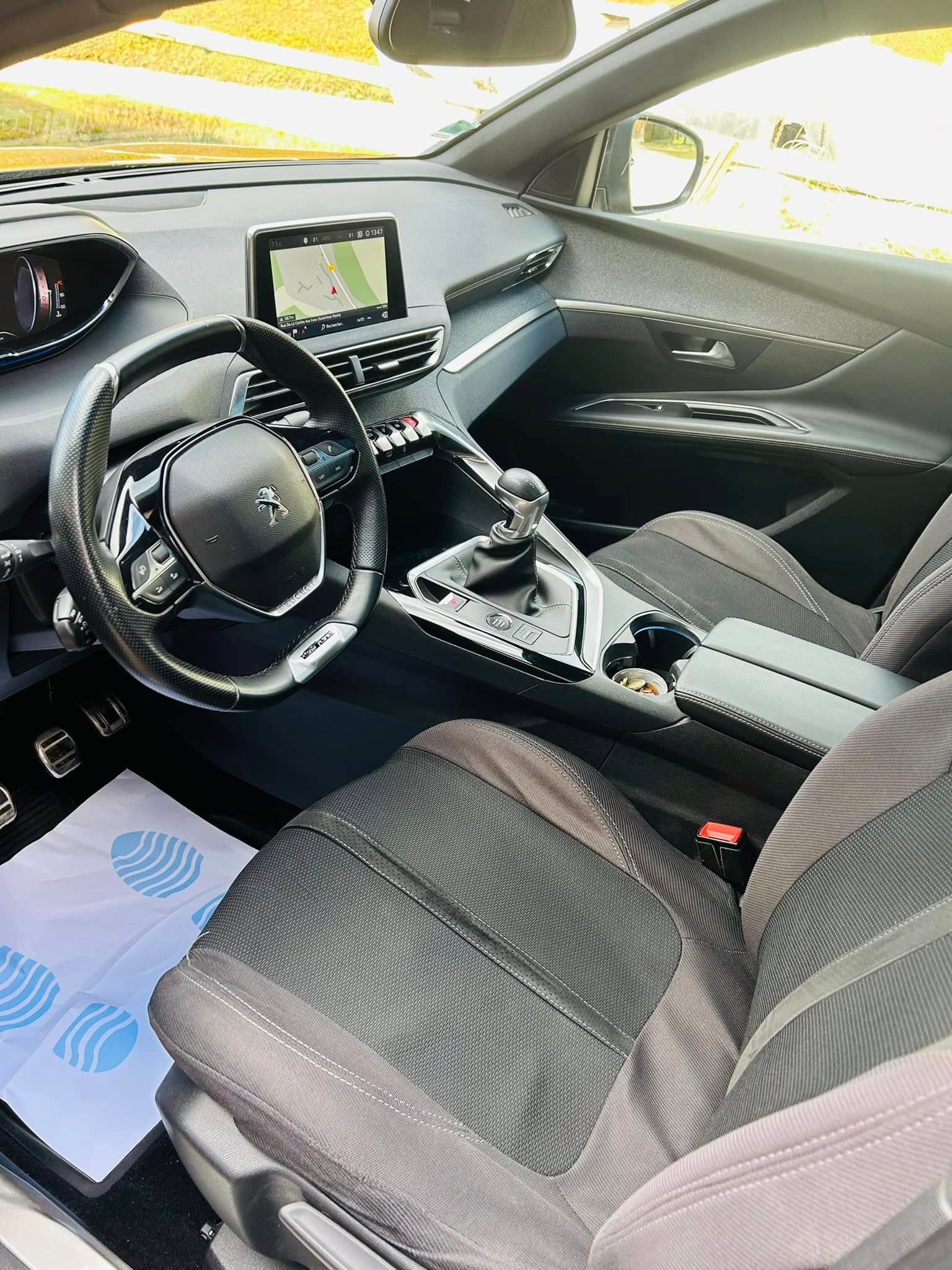 Intérieur véhicule après nettoyage complet