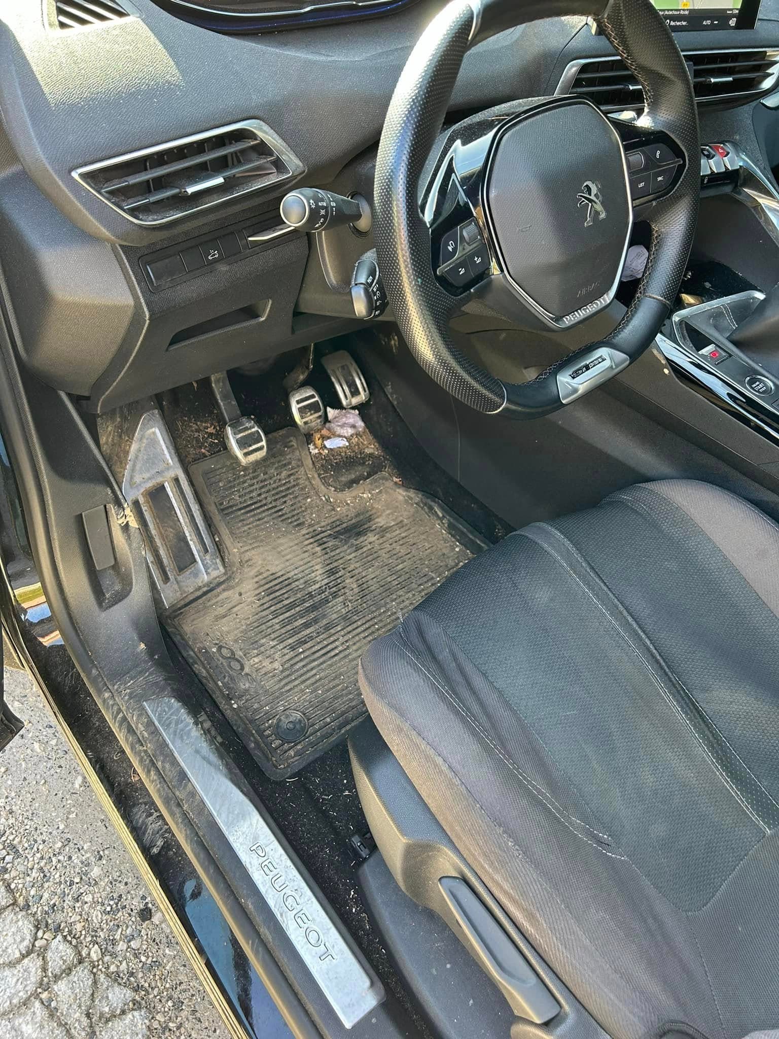 Intérieur Peugeot 3008 sale avant nettoyage