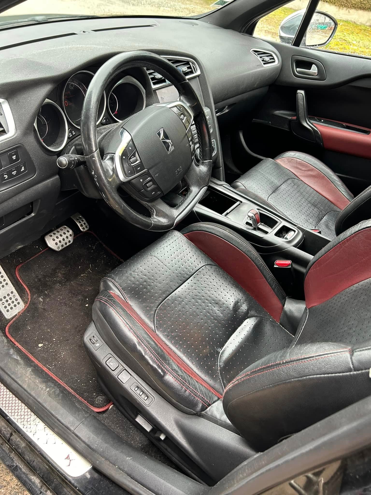 Intérieur DS sale avant nettoyage
