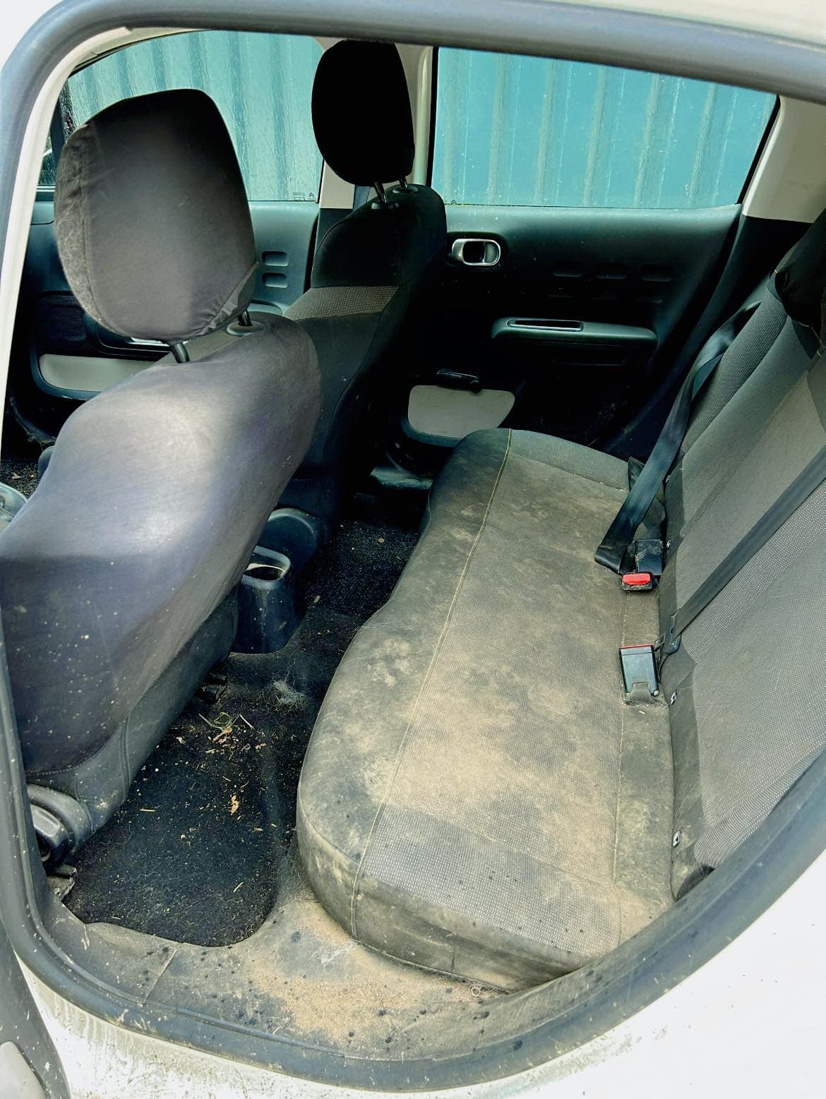 Banquette arrière sale avant nettoyage