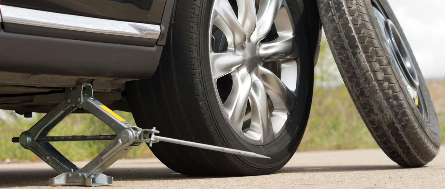 Changement de roue sur un véhicule avec cric professionnel