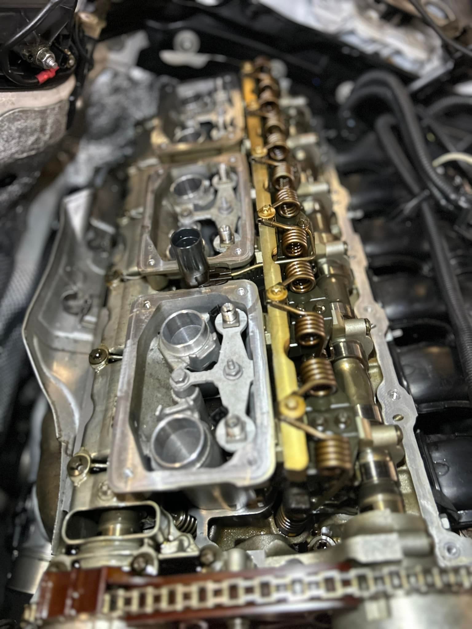 Culasse ouverte avec soupapes visibles lors d'une intervention de distribution