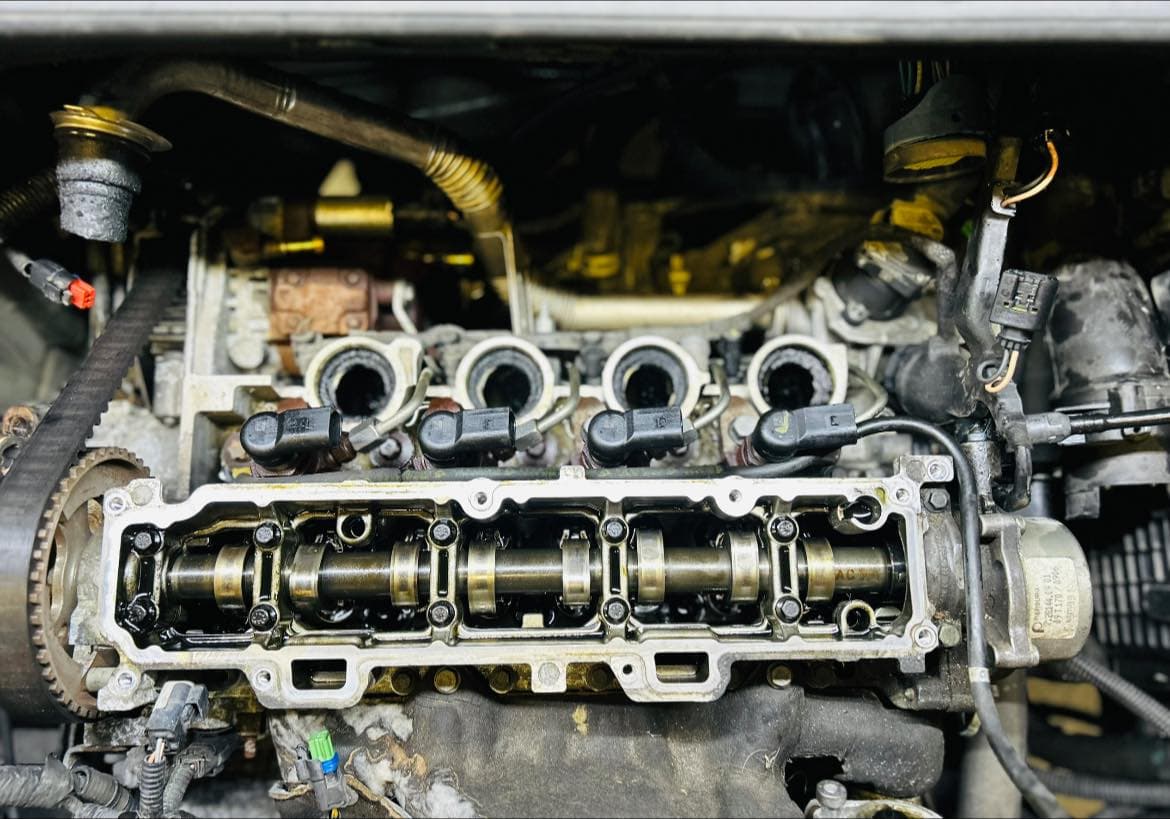 Culasse ouverte avec arbre à cames et injecteurs