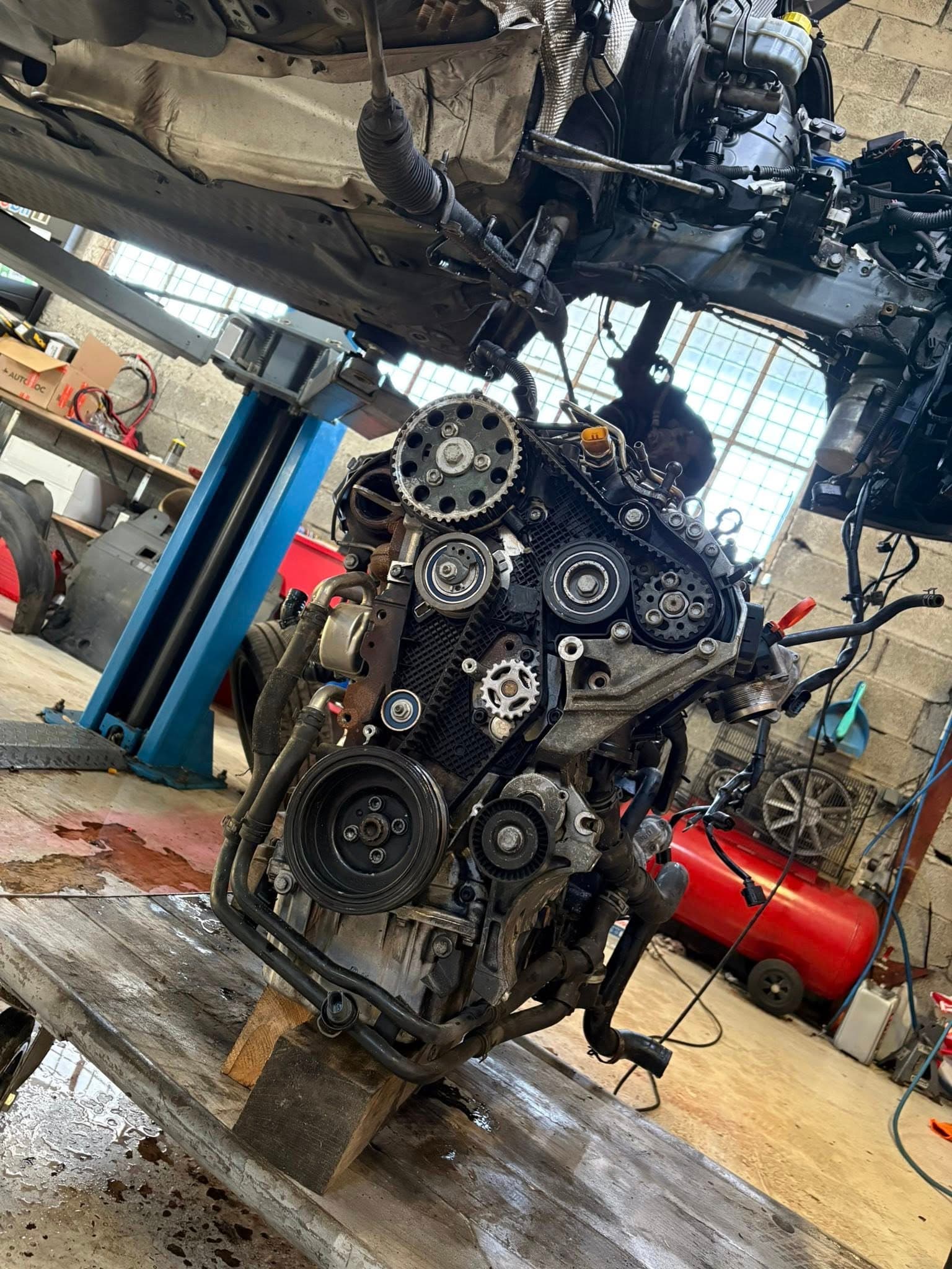 Dépose moteur en cours sur pont élévateur