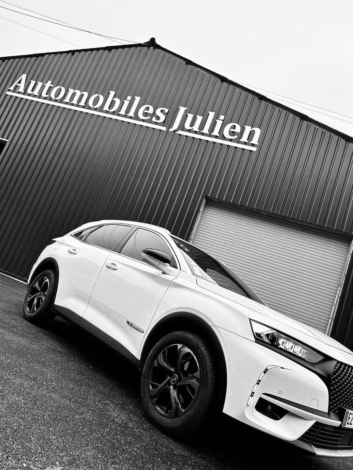 DS7 Crossback blanc devant le garage