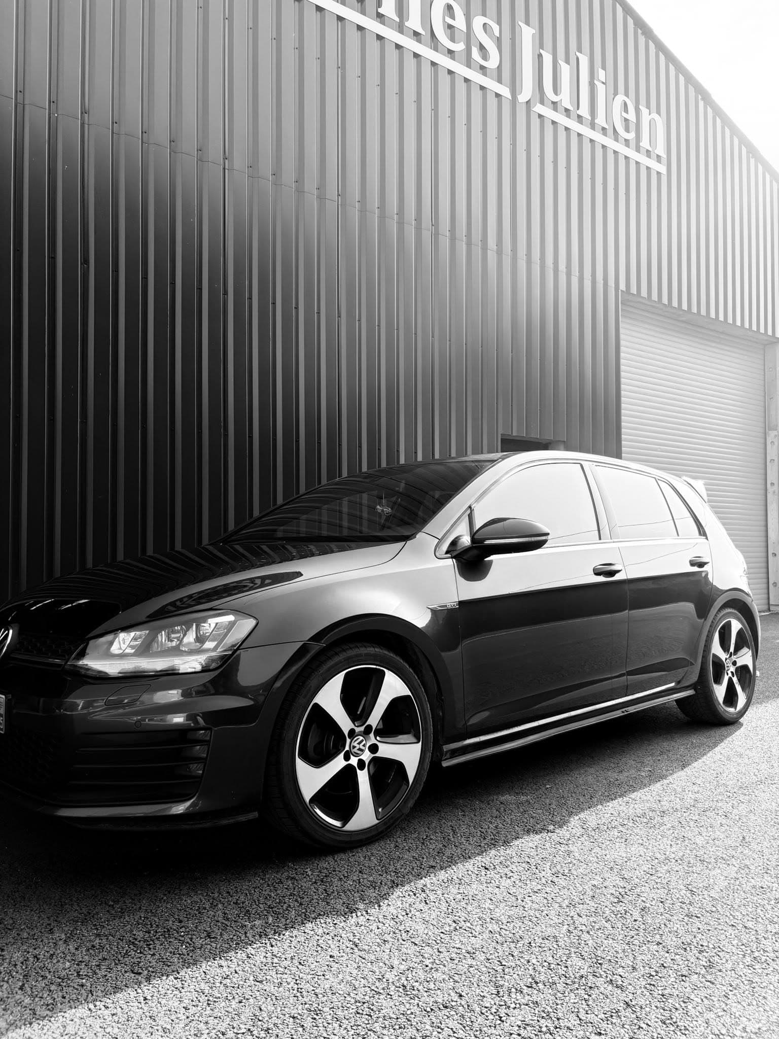 Volkswagen Golf GTI noire