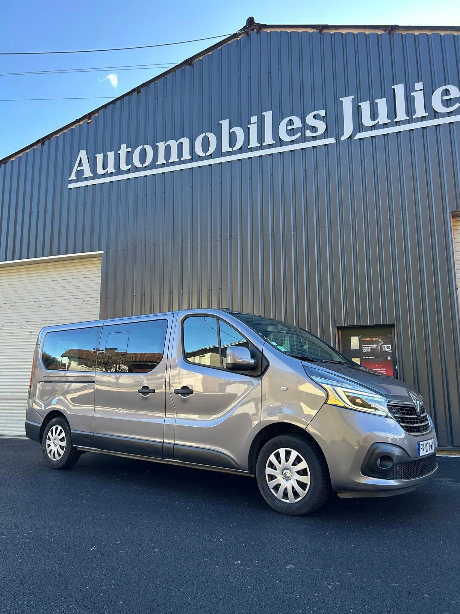 Renault Trafic gris devant le garage